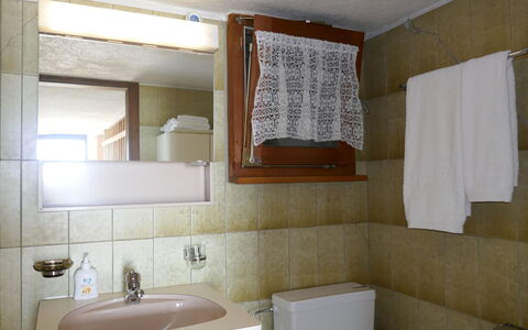 Rustico Girasole: Specchio, Rubinetto, Lavandino Del Bagno, Lavello, Proprietà, Idraulico Fixture, Mobiletto Del Bagno, Bagno, Interior Design, Legna