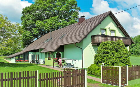 Haus Polivka: Nube, Cielo, Pianta, Costruzione, Proprietà, Verde, Albero, Casa, Recinzione, Finestra
