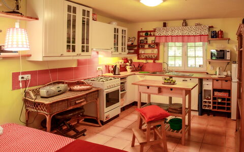 Karasova Ii: Cabinetry, Tavolo, Proprietà, Controsoffitto, Mobilia, Finestra, Cucina, Cassetto, Illuminazione, Interior Design