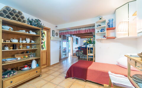 Karasova Ii: Mobilia, Legna, Interior Design, Camera, Appartamento, Scaffalature, Mensola, Pavimento, Pavimentazione, Casa