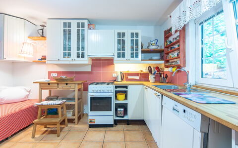 Karasova Ii: Cucina, Elettrodomestico Da Cucina, Apparecchio Major, Mobilia, Interior Design, Controsoffitto, Legna, Cabinetry, Pavimentazione, Camera