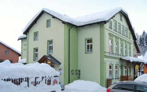 Desná V Jizerských Horách 603: Neve, Auto, Cielo, Finestra, Veicolo, Costruzione, Ruota, Casa