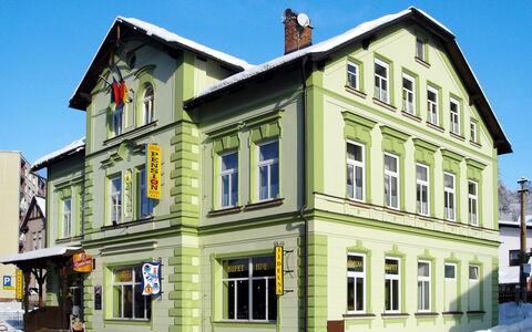 Desná V Jizerských Horách 603: Cielo, Finestra, Costruzione, Zona Residenziale, Facciata, Immobiliare, Casa, Neve, Urban Design