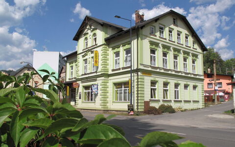 Desná V Jizerských Horách 603: Nube, Cielo, Pianta, Costruzione, Finestra, Casa, Zona Residenziale, Facciata, Albero, Città
