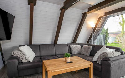 Fedderwardersiel 637.6: Divano, Mobilia, Proprietà, Pianta, Tavolo, Comfort, Legna, Soggiorno, Interior Design, Pavimento