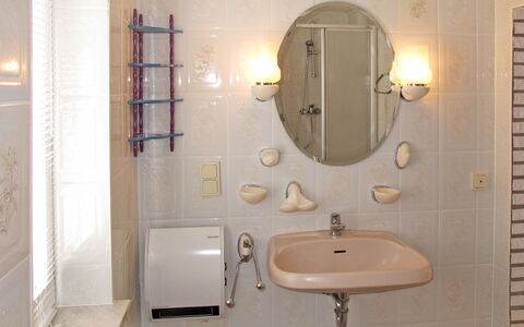 Boche: Bagno, Camera, Proprietà, Idraulico Fixture, Bagno Accessorio, Piastrella, Interior Design, Specchio, Gabinetto, Architettura
