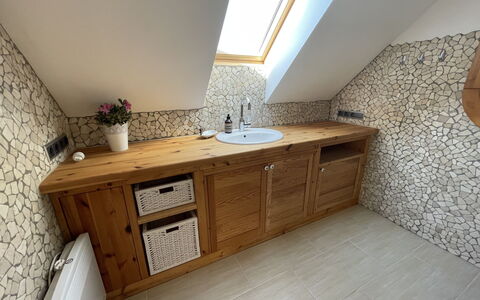 Tribbevitz: Cabinetry, Controsoffitto, Costruzione, Lavello, Legna, Rubinetto, Interior Design, Architettura, Pianta Della Casa, Pavimento