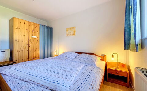 Plau am See 621: Letto, Camera Da Letto, Lenzuolo, Interior Design, Mobilia, Bedding, Pavimento, Telaio Del Letto, Pavimentazione, Camera