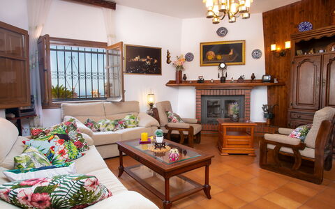 El Nido: Mobilia, Proprietà, Divano, Cornice, Legna, Tavolo, Soggiorno, Illuminazione, Interior Design, Giallo
