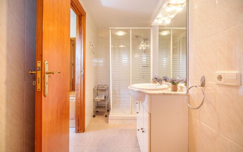 Sa Caseta: Idraulico Fixture, Specchio, Lavello, Costruzione, Rubinetto, Bagno, Interior Design, Doccia Porta, Legna