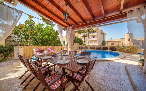 Villa Munar i: Pianta, Tavolo, Costruzione, Sedia, Piscina, Vaso Di Fiori, Mobili Da Esterno, Acqua, Interior Design, Legna