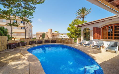 Villa Munar i: Acqua, Pianta, Proprietà, Cielo, Mobilia, Costruzione, Finestra, Piscina, Azzurro, Albero