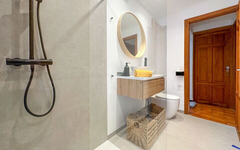 Ca Na Rosa: Specchio, Idraulico Fixture, Lavello, Rubinetto, Legna, Bagno, Costruzione, Cabinetry, Interior Design, Pavimento
