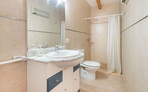 Sa Rossa: Idraulico Fixture, Lavello, Proprietà, Rubinetto, Lavandino Del Bagno, Specchio, Bagno, Interior Design, Architettura, Pavimento