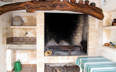 Es Barracar: Focolare, Camino, Camera, Proprietà, Mobilia, Interior Design, Parete, Massoneria Forno, Piastrella, Costruzione