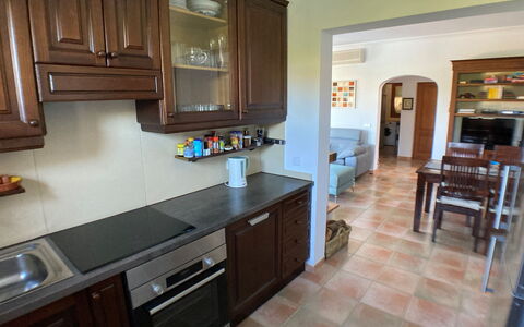 Schnuffi: Controsoffitto, Proprietà, Camera, Mobilia, Cabinetry, Cucina, Costruzione, Pavimento, Interior Design, Piastrella