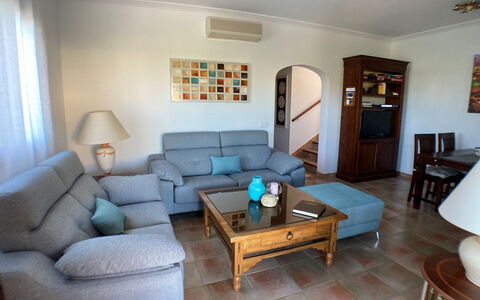 Schnuffi: Soggiorno, Camera, Proprietà, Mobilia, Interior Design, Costruzione, Pavimento, Casa, Tavolo, Immobiliare