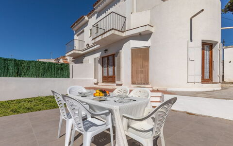 L'Escapade: Zona Residenziale, Casa, Materiale Composito, Balcone, Appartamento, Gesso, Illuminazione Diurna, Villa, Piastrella