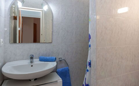 L'Escapade: Bagno, Piastrella, Proprietà, Camera, Parete, Rubinetto, Interior Design, Architettura, Idraulico Fixture, Lavandino Del Bagno