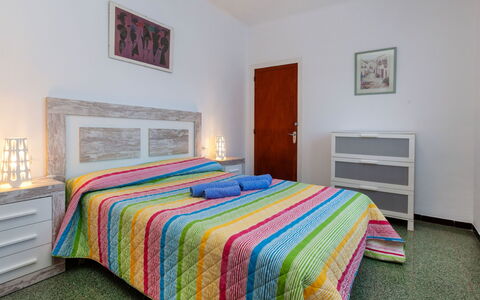 L'Escapade: Camera Da Letto, Letto, Lenzuolo, Camera, Mobilia, Proprietà, Telaio Del Letto, Bedding, Immobiliare, Giallo