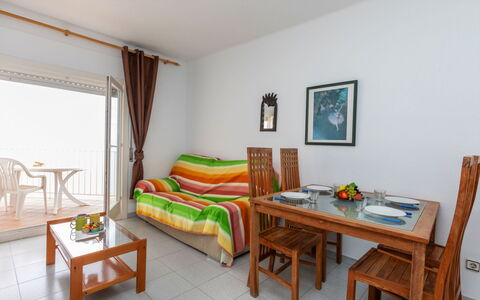 Riells Park: Tavolo, Mobilia, Comfort, Sedia, Divano, Interior Design, Legna, Pianta, Casa, Soggiorno