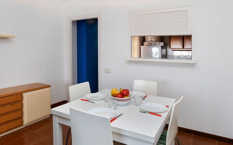 L'Escala 731: Tavolo, Mobilia, Proprietà, Costruzione, Legna, Interior Design, Finestra, Pavimento, Cucina & Sala Da Pranzo Tavolo