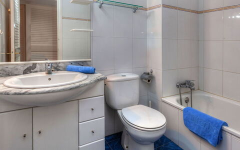 L'Escala 731: Bagno, Proprietà, Camera, Blu, Rubinetto, Bagno Accessorio, Idraulico Fixture, Gabinetto, Parete, Interior Design
