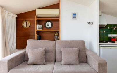 Port L'Escala 731.6: Proprietà, Divano, Legna, Rettangolo, Costruzione, Soggiorno, Pavimento, Comfort, Pavimentazione, Latifoglie
