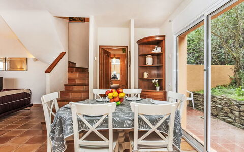 Xarmada Guillermo: Mobilia, Interior Design, Pavimentazione, Legna, Sedia, Pavimento, Tavolo, Soffitto, Cucina & Sala Da Pranzo Tavolo, Sala Da Pranzo