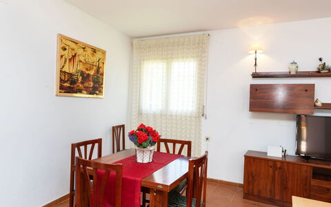 Puigventos: Mobilia, Proprietà, Tavolo, Cabinetry, Sedia, Legna, Interior Design, Illuminazione, Pianta Della Casa, Cornice