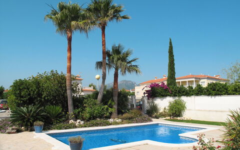 Silvia: Pianta, Cielo, Acqua, Giorno, Proprietà, Costruzione, Albero, Azzurro, Architettura, Fiore