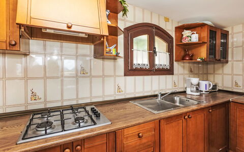 Sagitario 2: Marrone, Cabinetry, Controsoffitto, Proprietà, Lavandino Della Cucina, Lavello, Rubinetto, Legna, Idraulico Fixture, Cucina