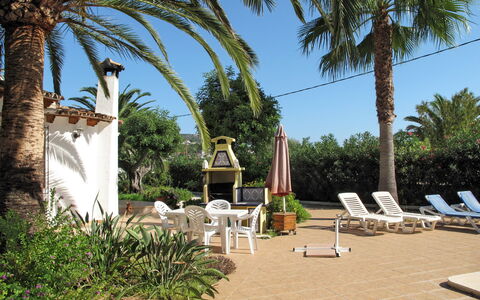 Jaen: Cielo, Pianta, Mobilia, Albero, Arecales, Mobili Da Esterno, Shade, Sedia, Immobiliare, Tempo Libero