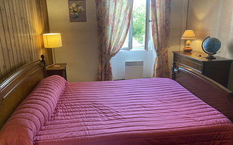 La Bonneraie: Letto, Camera Da Letto, Bedding, Mobilia, Lenzuolo, Legna, Biancheria, Interior Design, Tessile, Telaio Del Letto