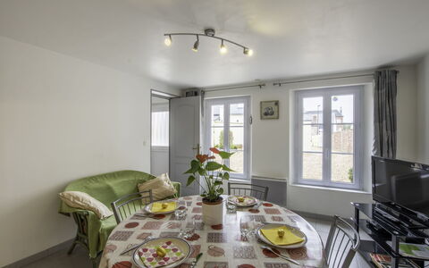 Le Champ des Mouettes: Tavolo, Mobilia, Proprietà, Finestra, Pianta, Interior Design, Cabinetry, Sedia, Illuminazione, Costruzione