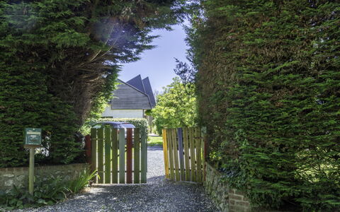 Entre Mer et Jardin: Pianta, Cielo, Manto Stradale, Lotto, Costruzione, Woody Impianto, Shade, Erba, Hedge, Arbusto