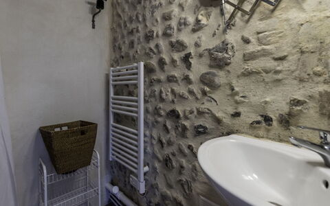 Entre Mer et Jardin: Proprietà, Lavello, Idraulico Fixture, Rubinetto, Lavandino Del Bagno, Bagno, Legna, Interior Design, Architettura