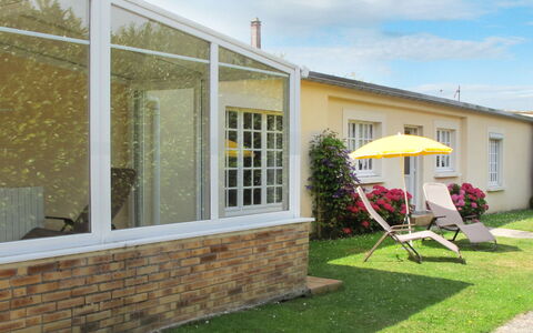 Le Saint Vigor: Cielo, Pianta, Costruzione, Nube, Finestra, Shade, Casa, Erba, Raccordo