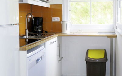 Village des Dunes (Cez310) 605.1: Cabinetry, Costruzione, Lavandino Della Cucina, Controsoffitto, Finestra, Elettrodomestico Da Cucina, Cucina, Cucina Stufa, Legna