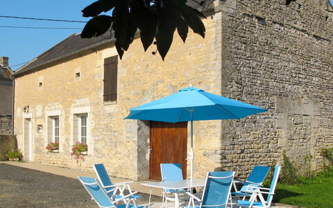 Le Clos Renard: Costruzione, Mobilia, Cielo, Proprietà, Pianta, Tavolo, Azzurro, Blu, Sedia, Shade