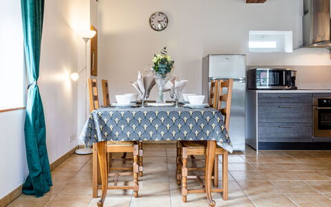 Le Clos Renard: Nube, Tavolo, Cielo, Mobilia, Pianta, Proprietà, Montagna, Tavola, Costruzione, Natura