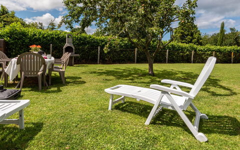 Le Repos: Nube, Pianta, Cielo, Tavolo, Mobilia, Proprietà, Albero, Sedia, Botanica, Natura