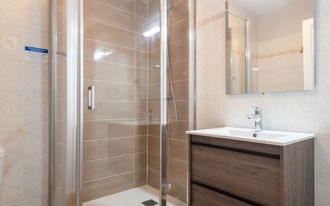 Barneville Carteret 620: Idraulico Fixture, Lavello, Specchio, Proprietà, Mobiletto Del Bagno, Rubinetto, Costruzione, Bagno, Lavandino Del Bagno