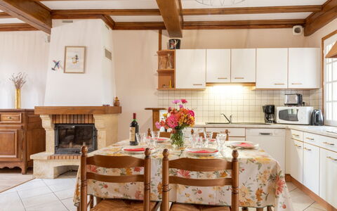 Barneville Carteret 620: Cabinetry, Mobilia, Legna, Tavolo, Fiore, Controsoffitto, Sedia, Pavimento, Cucina, Pavimentazione