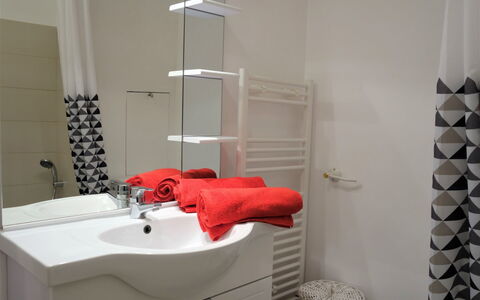 Le Parc de la Chaumière: Specchio, Rubinetto, Idraulico Fixture, Proprietà, Lavello, Bianca, Lavandino Del Bagno, Bagno, Illuminazione, Viola