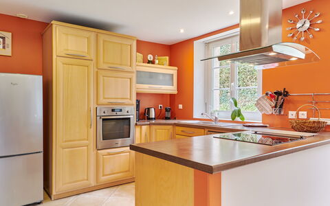 Le Lanchon: Cabinetry, Lavandino Della Cucina, Controsoffitto, Lavello, Mobilia, Rubinetto, Elettrodomestico Da Cucina, Cucina Stufa, Elettrodomestico, Cucina