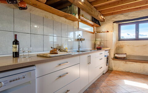 La Bergerie: Cabinetry, Controsoffitto, Mobilia, Rubinetto, Legna, Finestra, Cassetto, Interior Design, Pavimentazione, Cucina