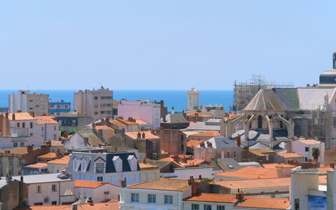 L'Escale Vendée Globe: Cielo, Giorno, Costruzione, Proprietà, Finestra, Azzurro, Corpo D'Acqua, Casa, Paesaggio Urbano, Urban Design