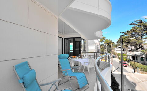 Mariza: Proprietà, Cielo, Interior Design, Shade, Sedia, Linea, Urban Design, Condominio, Albero, Tempo Libero