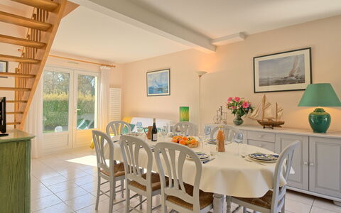 Les Chênes Verts: Tavolo, Mobilia, Proprietà, Cornice, Sedia, Legna, Tavola, Cabinetry, Interior Design, Pavimentazione